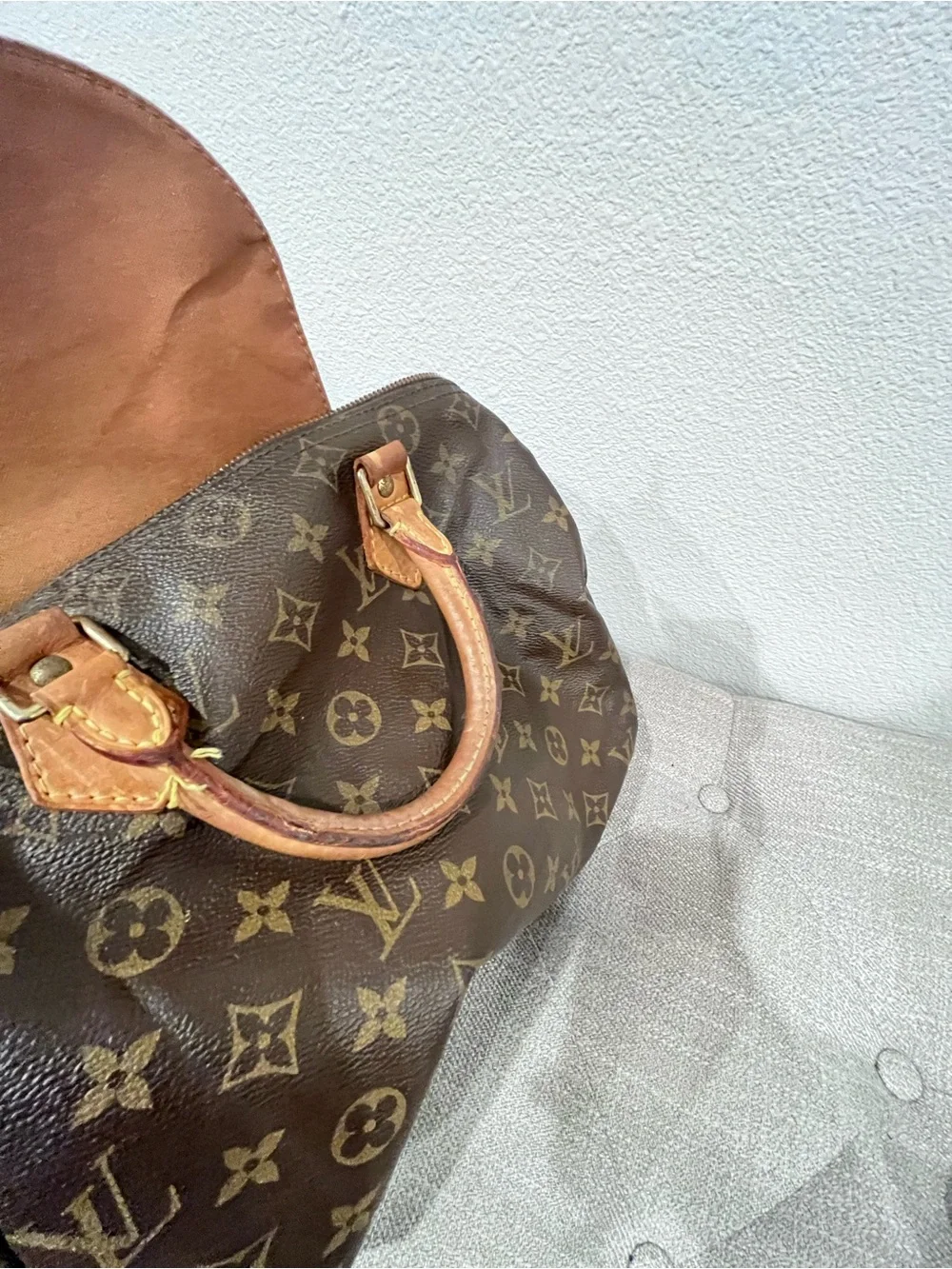 LOUIS VUITTON MONOGRAM SPEEDY 30 BAG.